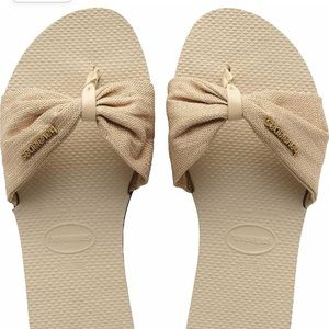 Haviana’s beige sandals